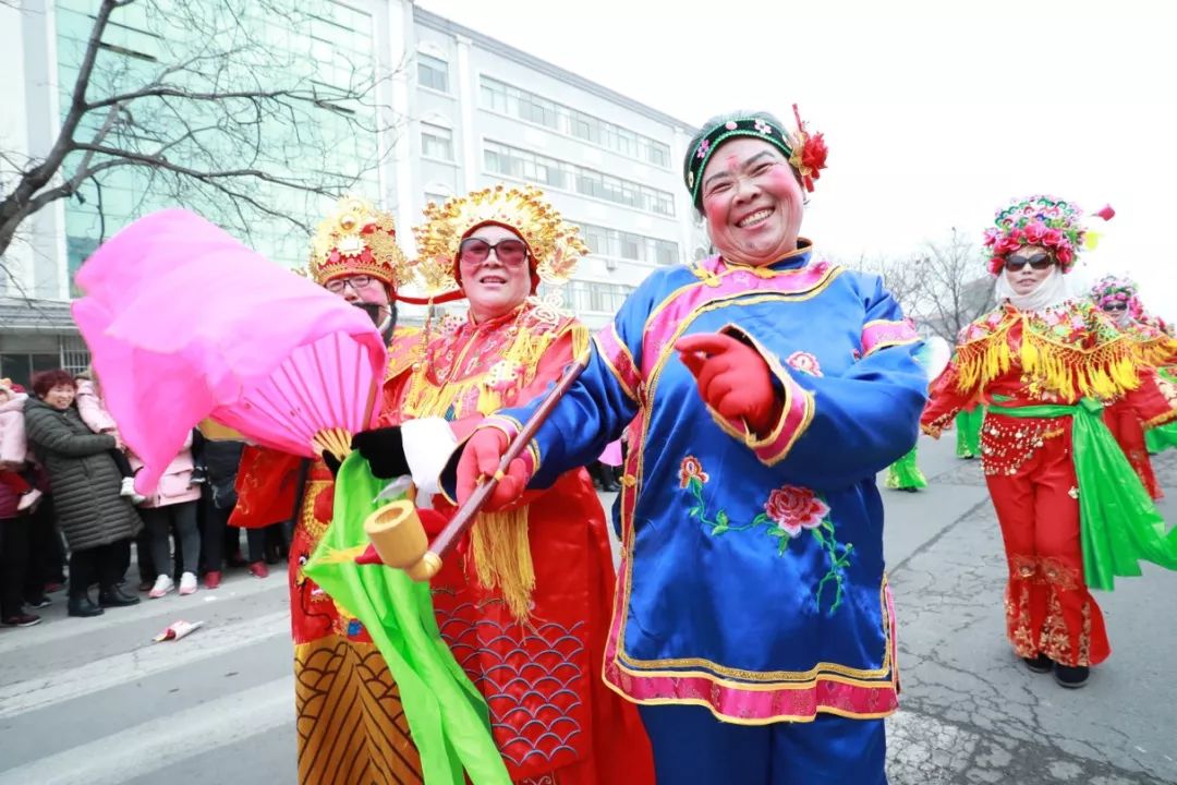 临港区蔄山镇传统民俗大活报唤醒一年精气神!