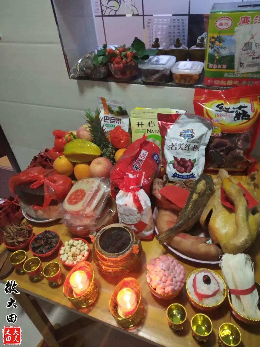 祭拜天公的供品,包括猪肉,鸡鸭,鱼虾,甘蔗,柑橘,红龟粿等等.
