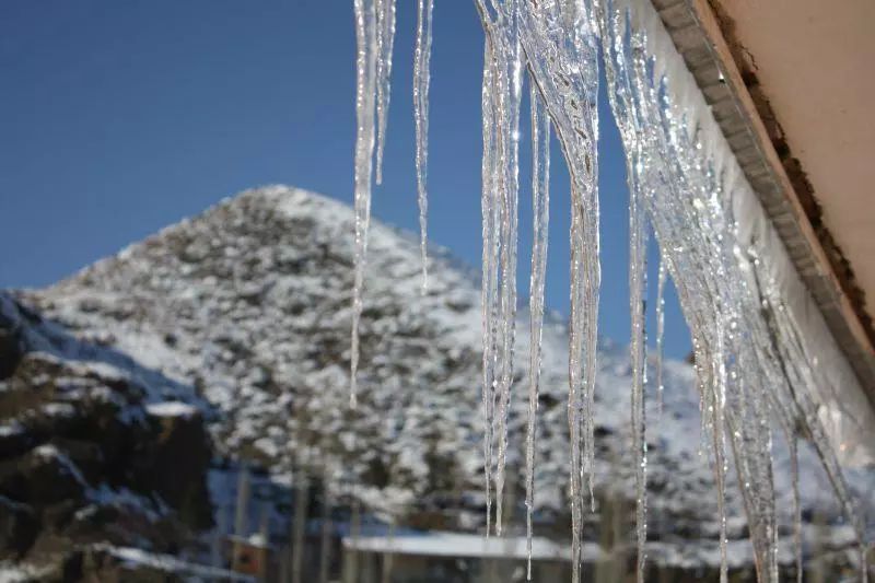 大雪是照妖镜 查自家房子!屋檐挂冰凌 墙角在渗水.