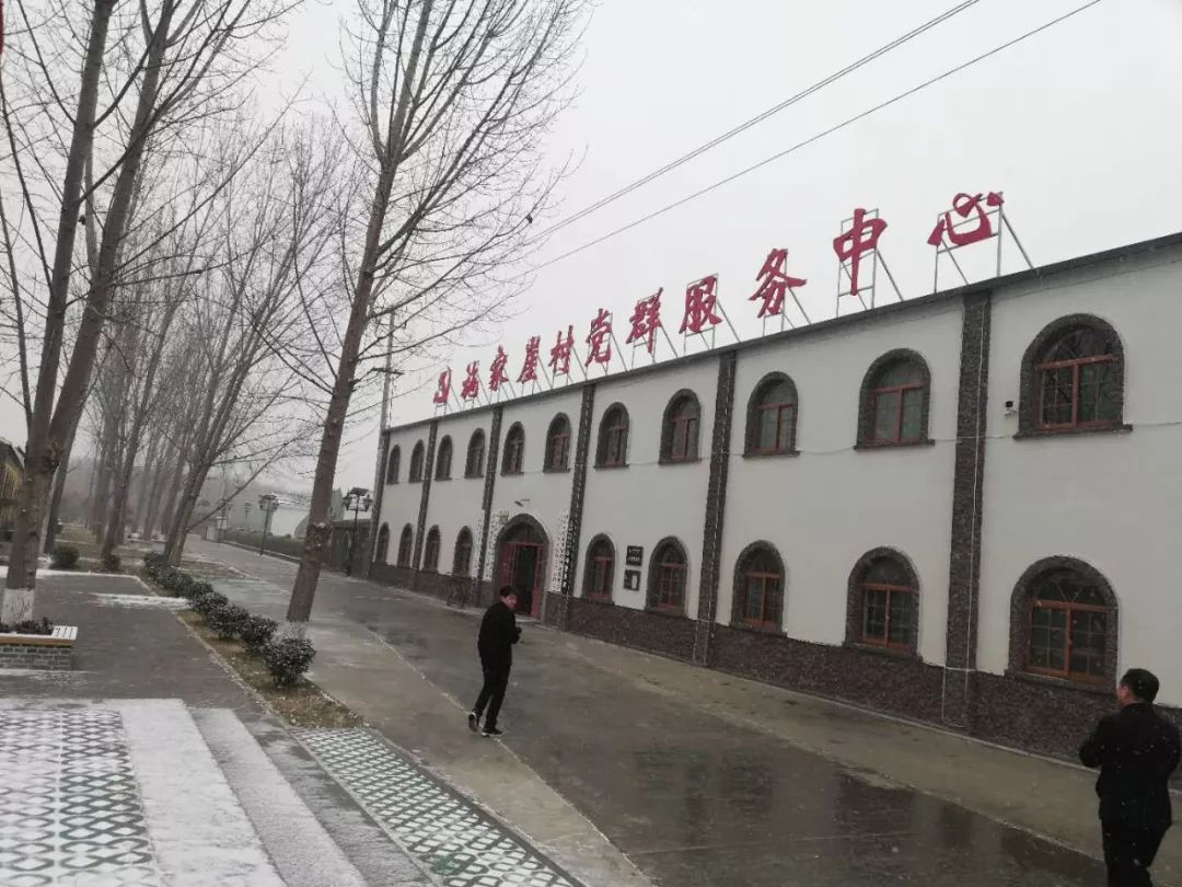 第三站绣惠街道施家崖村,听取参观美丽乡村建设情况.