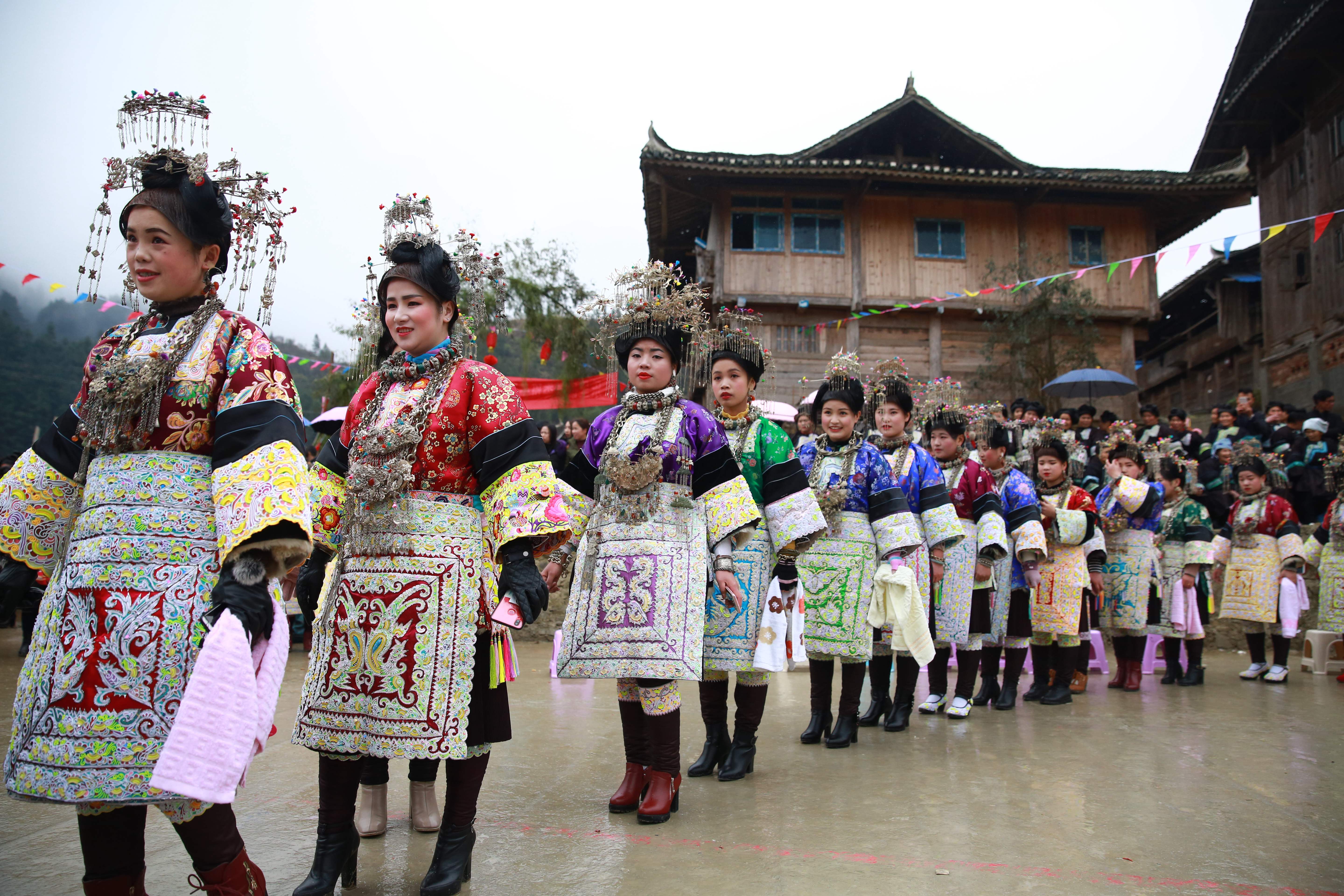在贵州省榕江县乐里镇平定侗寨,侗族同胞在踩歌堂.