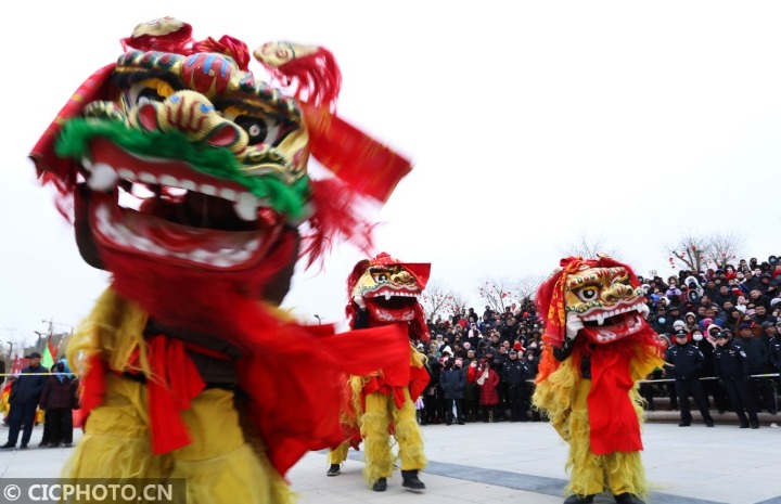 2月日,甘肃张掖甘州区传统社火表演队演员们在进行传统社火舞狮