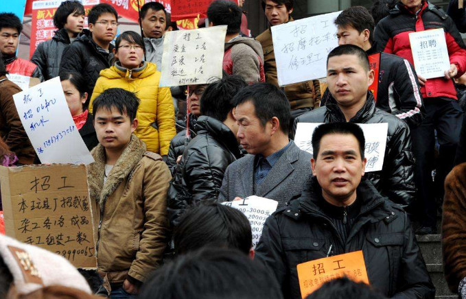 农民工的特殊性质,大部分的农民工都需要在人才招聘市场重新找工作