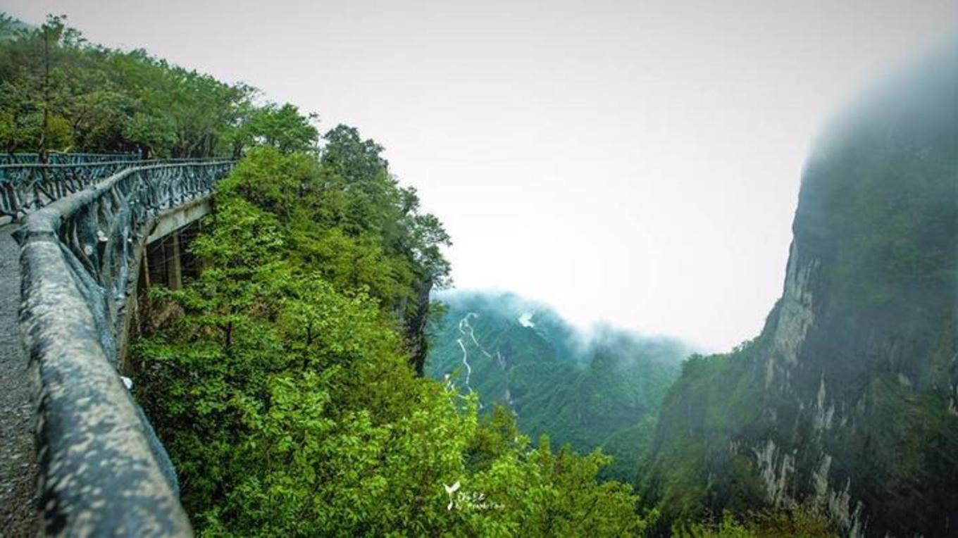 东线栈道经东线玻璃栈道到空中走廊,还有吊索神峪,一路南,北俯视 天门