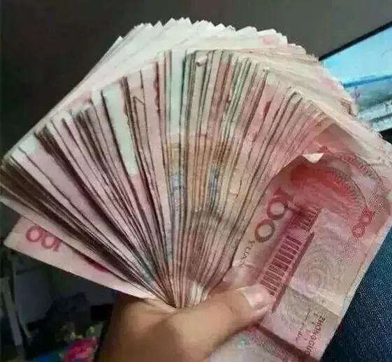 深圳一名女子捡到一万元,然后.