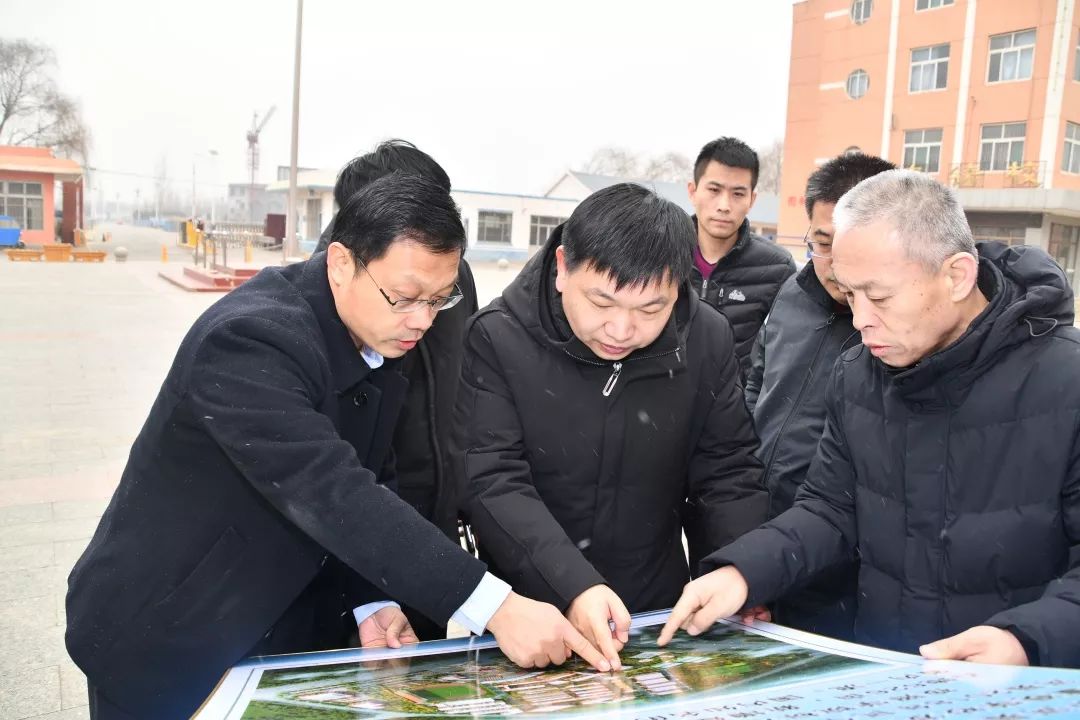 2月13日上午,县教育和体育局局长杨武强,副局长李太军等冒雪到我校