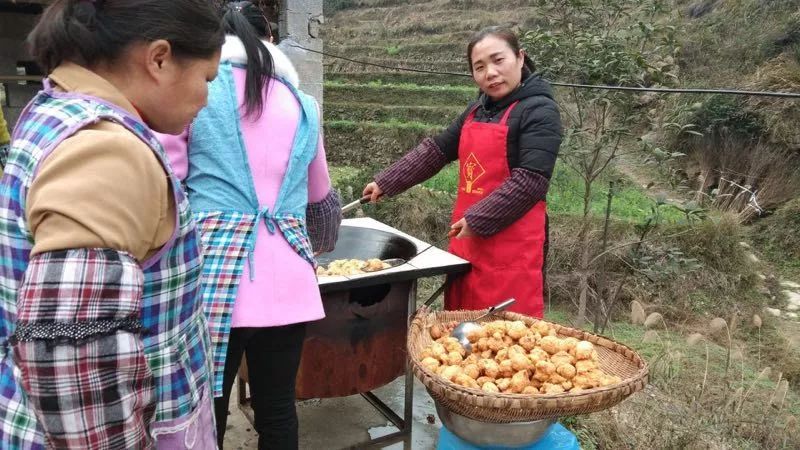 为了更好的团结各位宗亲而举行晚宴和祭祖扫墓活动思南县兴隆乡土地沟