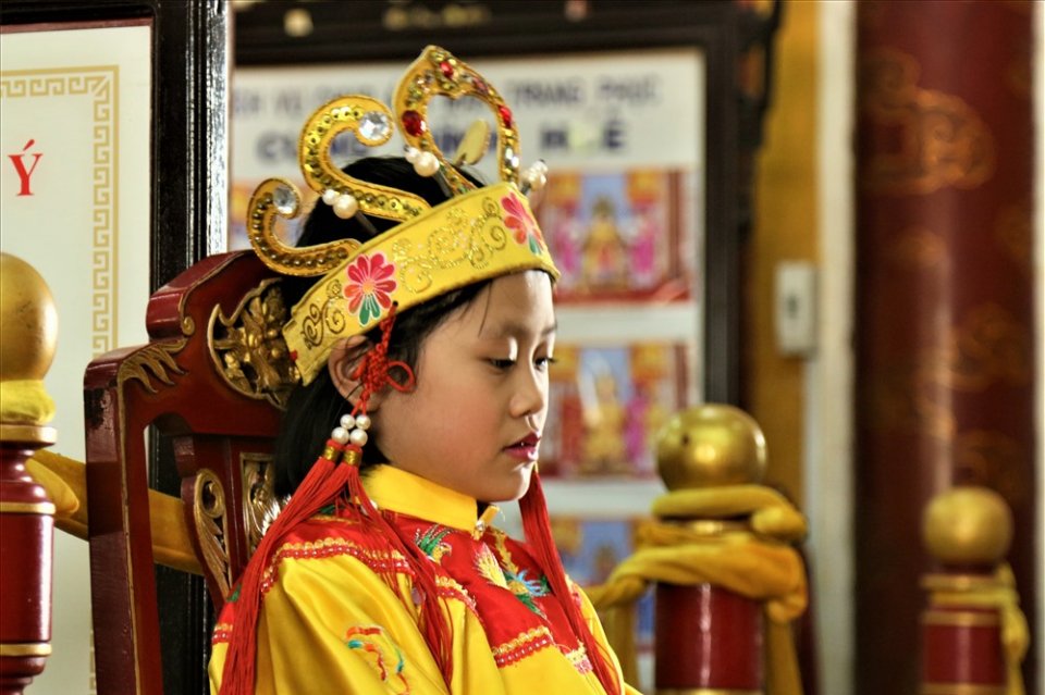除了西方游客,还有许多越南国内游客也穿上阮朝服饰,过一把皇室贵族