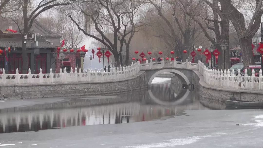 什刹海游客纷纷走进故宫,领略穿越数百年的厚重与精美,聆听雪落下的