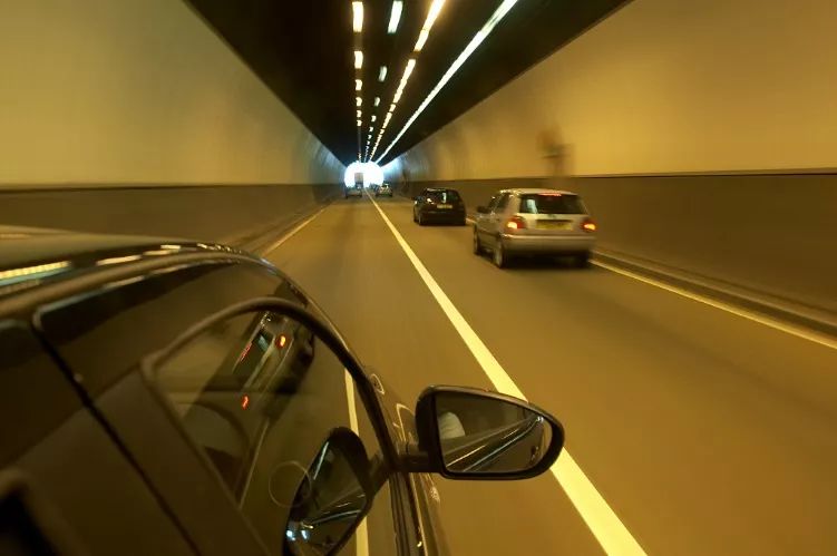 老司机进隧道都靠左边开车,你知道原因么?
