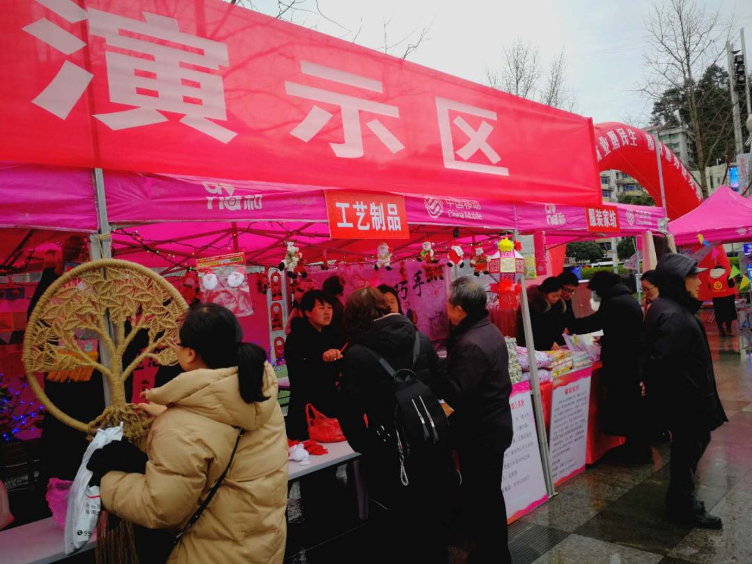 淳安招聘_淳安龙年首场招聘会3.9万人挤爆现场(2)