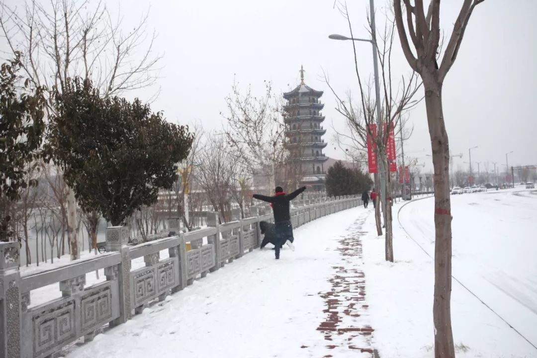 漫天的雪飘落在齐州塔上,雕梁画栋,七彩琉璃,风吹玉振,咱们齐河的