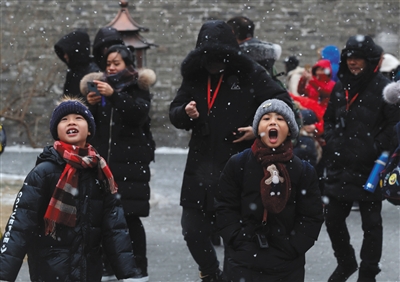 2月14日,故宫博物院,小朋友在尝雪.新京报记者 侯少卿 摄