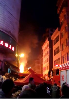 龙山凤阳街长沙路入口处突发火灾