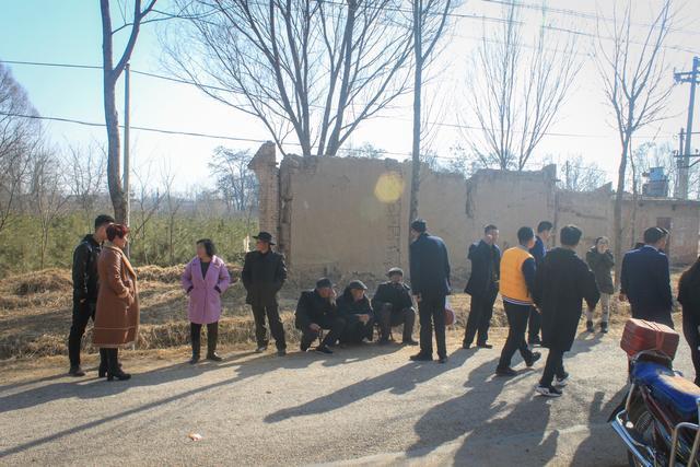 甘肃庆阳农村春节耍社火寺庙烧香很热闹 但团聚的日子