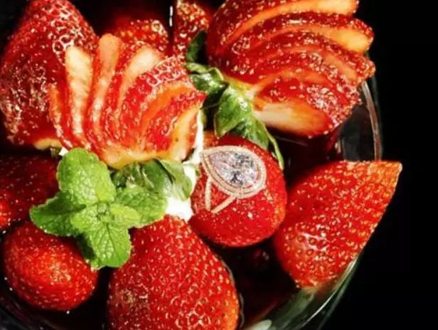 草莓阿诺10,876万元/份的"草莓阿诺"草莓阿诺可能是世界上最贵的水果