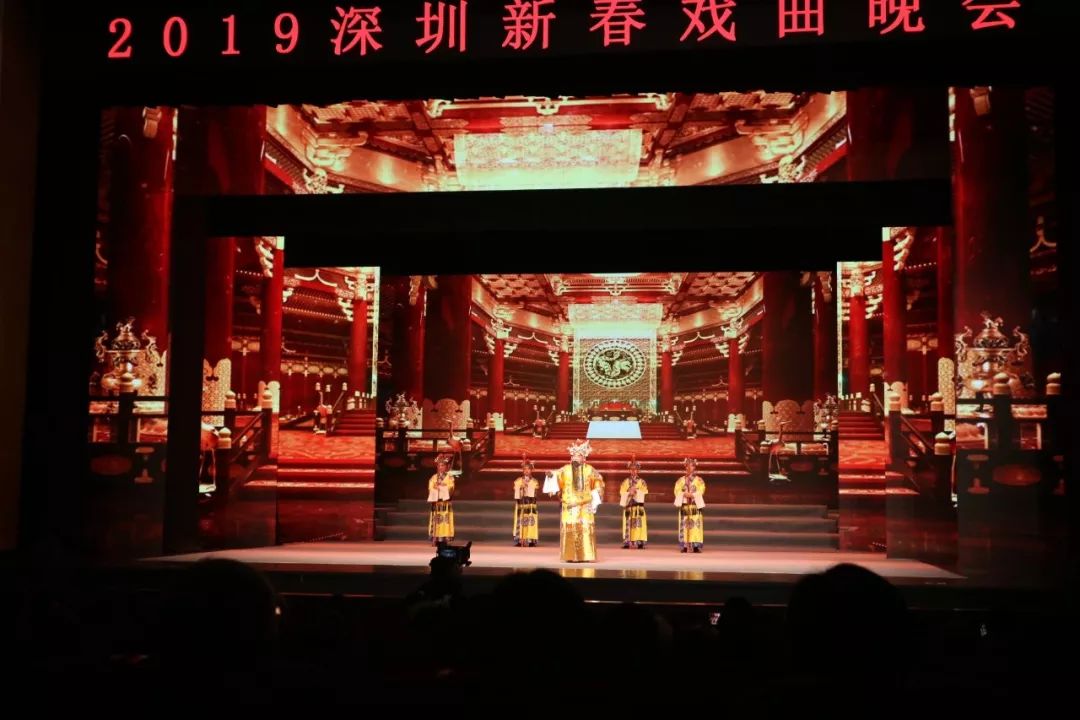 赵葆秀,姜亦珊,张建峰齐唱京歌《向未来》为演出拉下帷幕固定布局工具