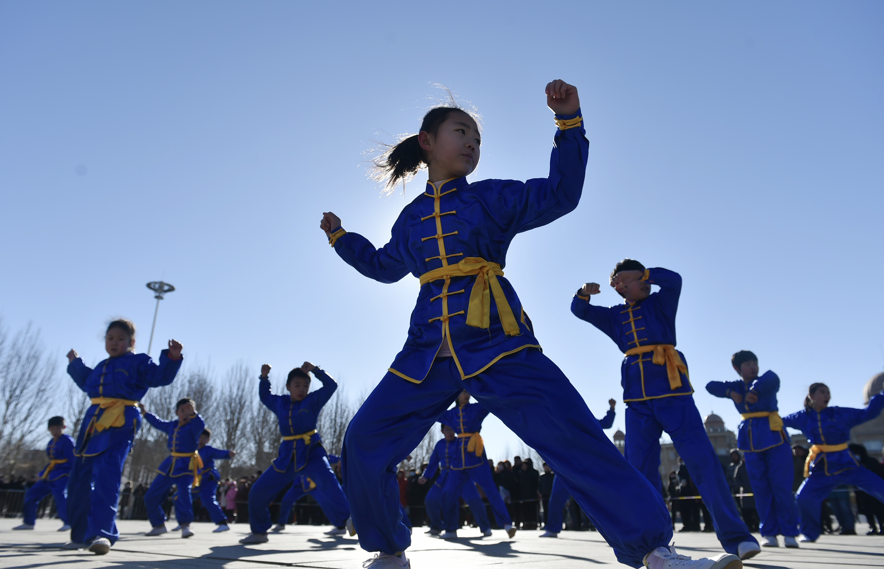 2月16日,来自三河市燕青拳培训的学员们在表演燕青拳.