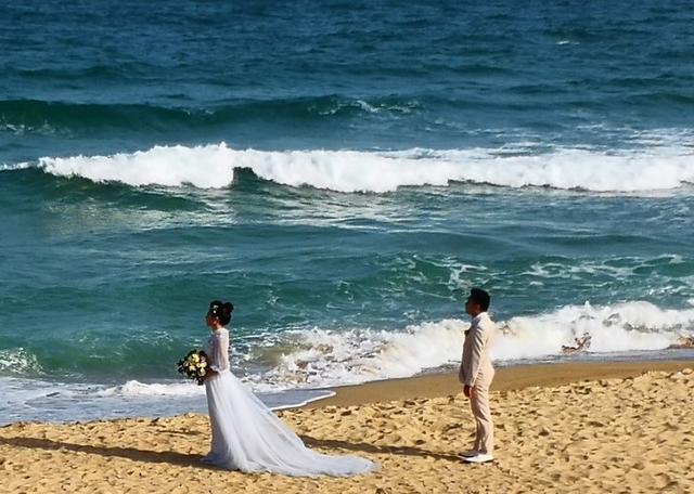 婚纱海滩图片_海滩礁石飘纱婚纱照片