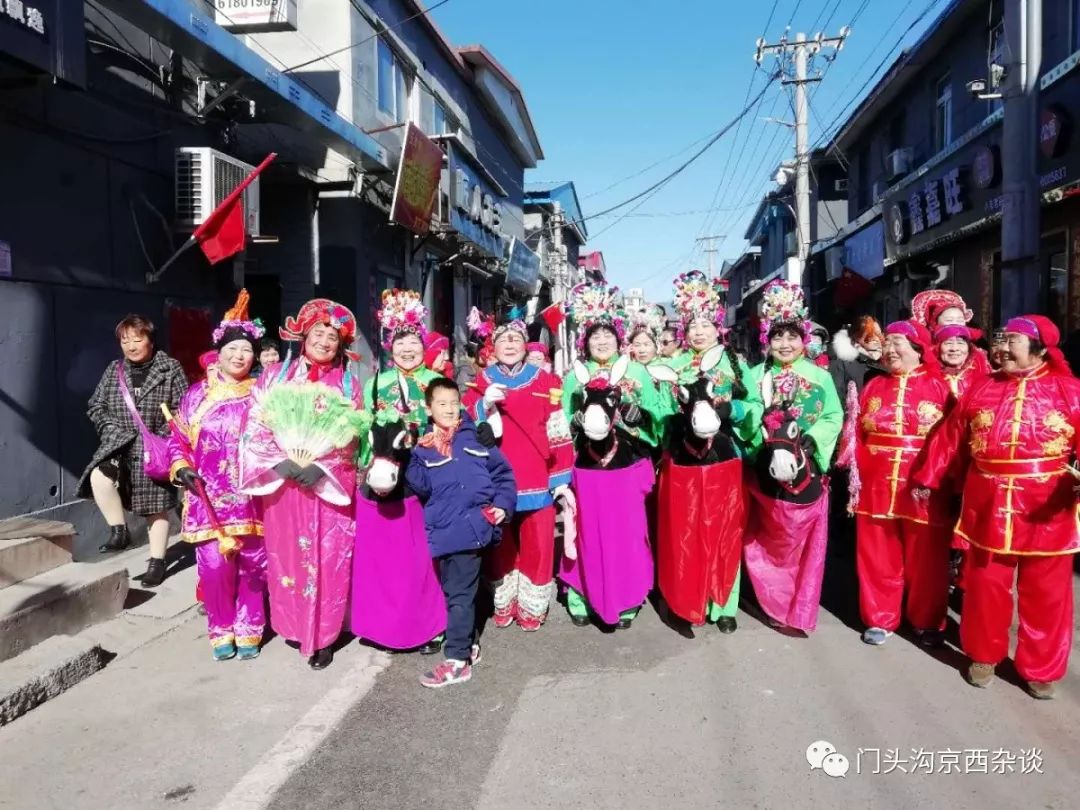 历史悠久的门头沟大峪村小车新会再现梨园街头