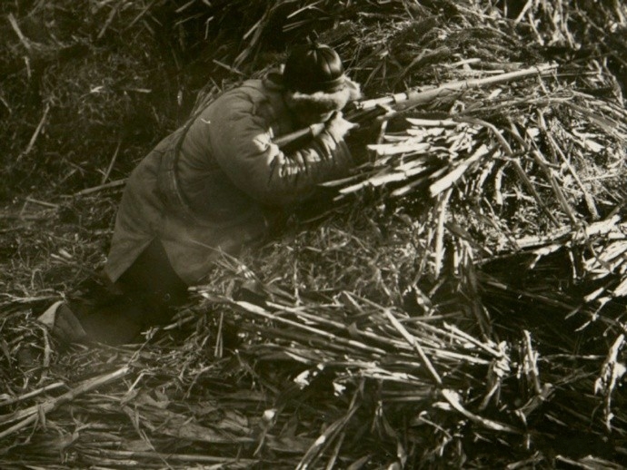 老照片再现1930年代的辽西胡子(土匪),手持长枪,头戴皮帽子