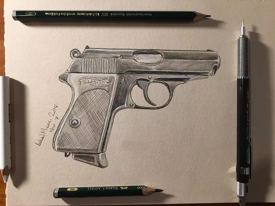 出神入化看看喜欢枪械的画师用铅笔画下的武器