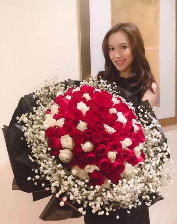 从傅嘉莉上载的照片中可见,她拿着一束由白玫瑰和红玫瑰组成的巨型
