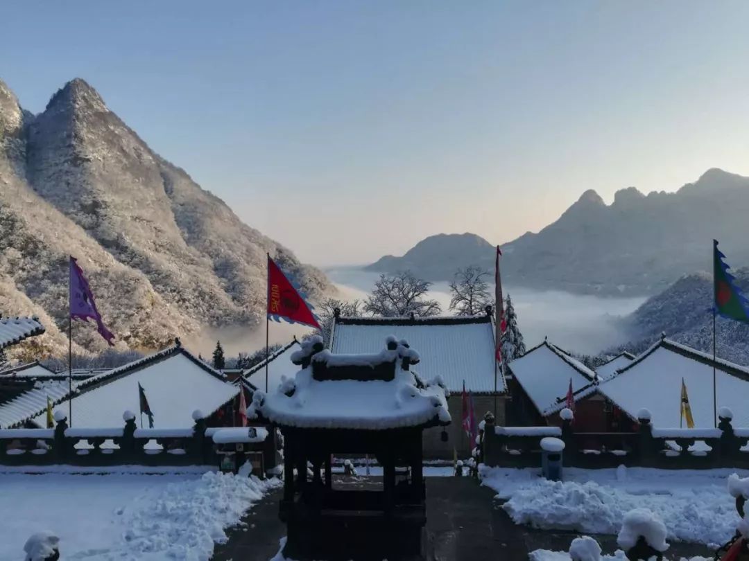 今日武当山景区已恢复售票,这样的雪景简直美炸天!