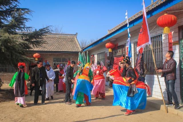 甘肃庆阳农村春节耍社火寺庙烧香很热闹但团聚的日子只有几天