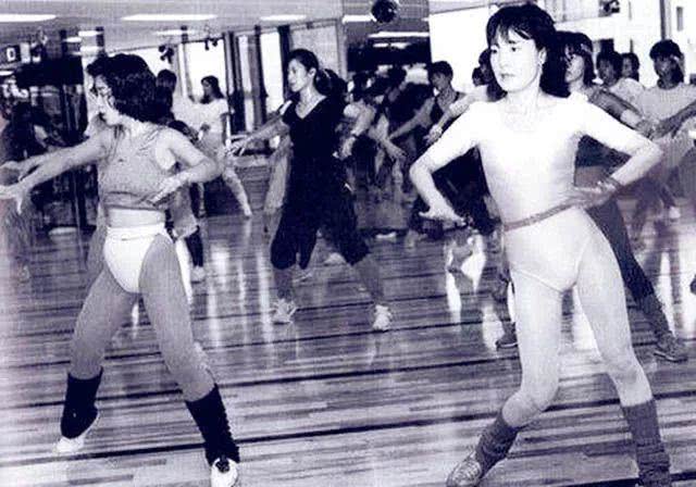 实拍70年代日本街头女性，为了生活抛头露脸赚生活费