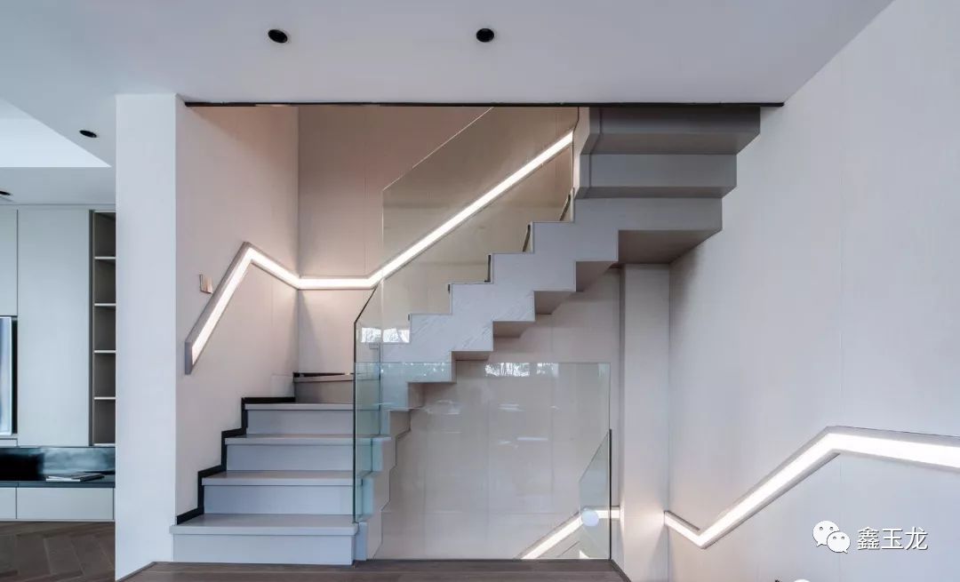 玻璃围栏扶手楼梯,打破传统楼梯的笨重感,灯槽设计成为空间亮点