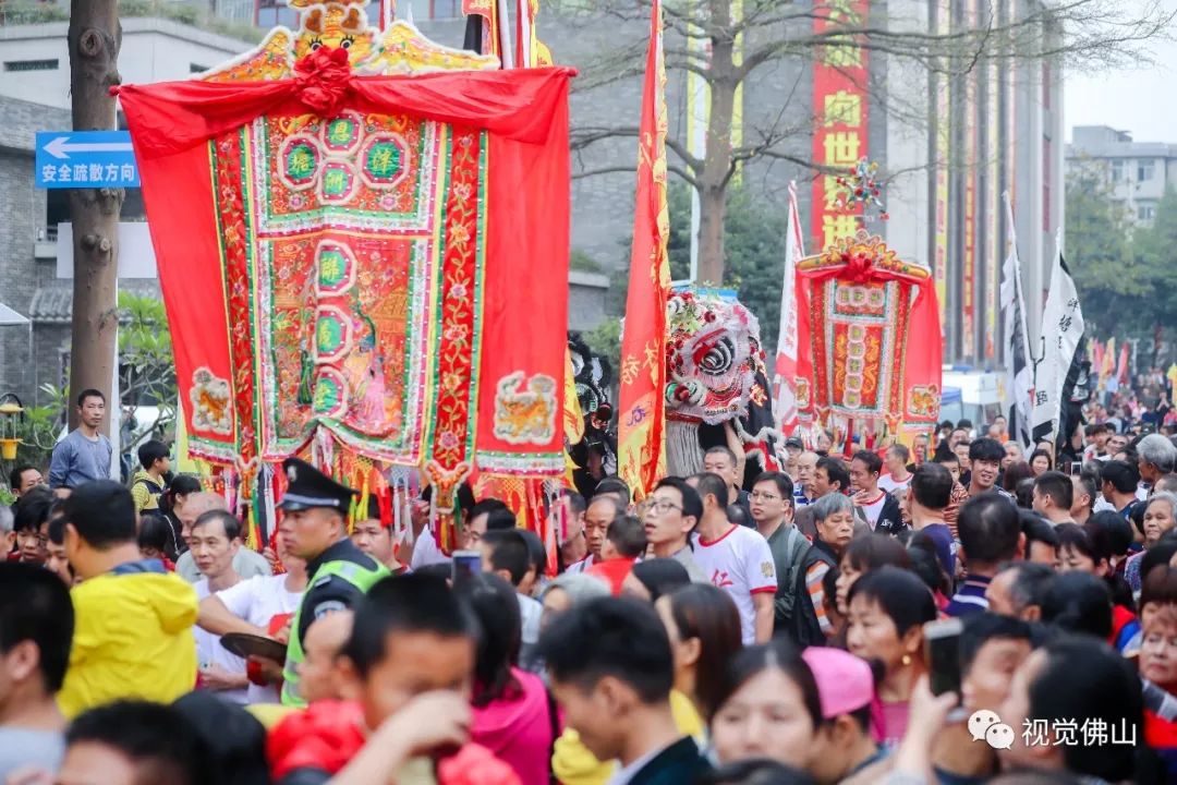 写有"泮塘"二字的华丽帅旗出现在主会场,广州泮塘"契仔"带来4头醒狮