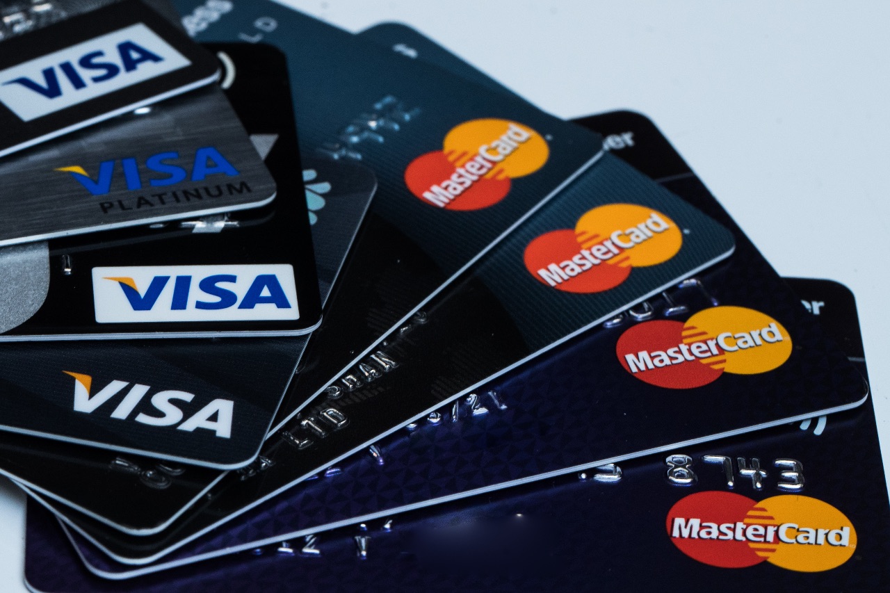 时尚高端的高品质芯片卡VIP卡银行卡信用卡会员卡设计VI样机展示模型mockups-2-变色鱼