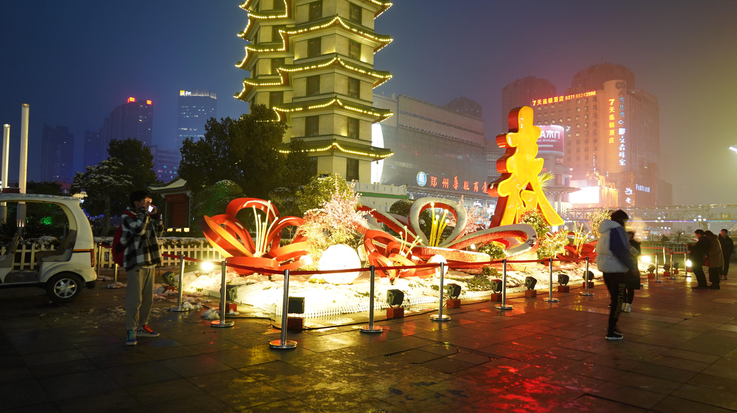 情人节过后的郑州二七广场,美女帅哥赛过漂亮夜景