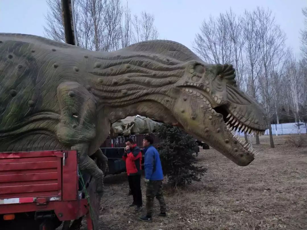 冰雪恐龙园 白塔公园真的有仿真电动恐龙呢!小心恐龙出没.