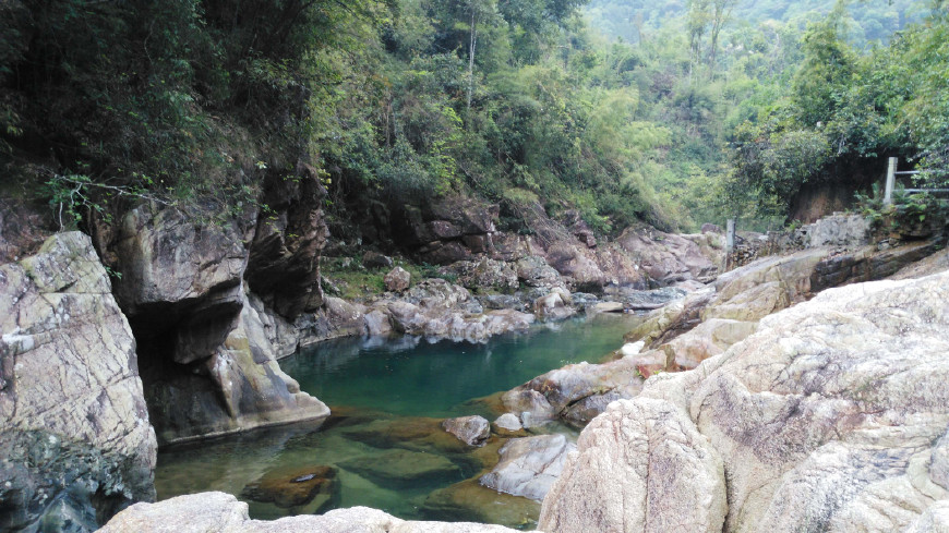 经过一段崎岖的山路,带你到惠州南昆山去游游石河奇观