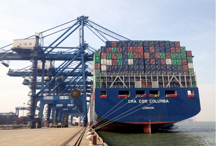 一艘集装箱货轮停泊在天津港码头.新华社记者毛振华摄