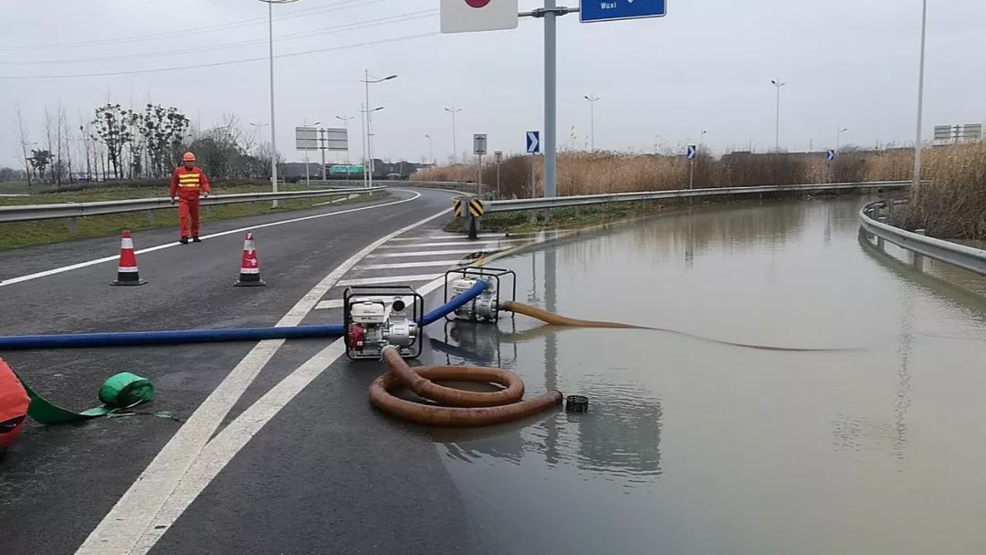 相城公路部门采用"龙吸水"抽水设备及时排除西塘河服务区道路积水