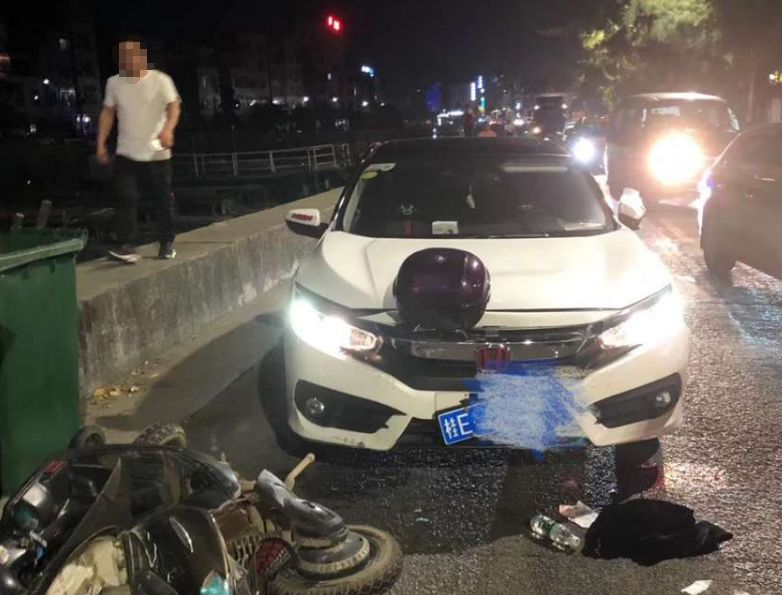 而海堤街的车祸发生于昨晚7点半左右,据目击者介绍说,现场一白色小车