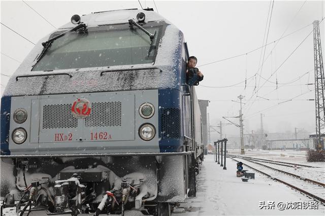 除雪突击队保障列车安全畅通