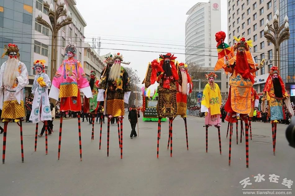 秦州大地耍社火,"大长腿"抢镜(组图)