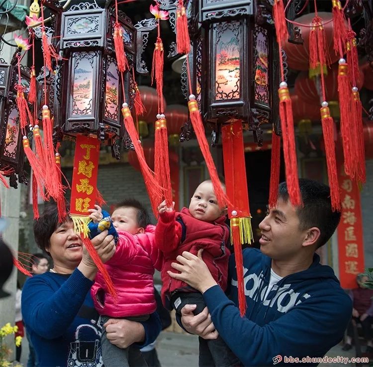 过去一年中添丁的顺德家庭,都会举行"添灯"仪式.