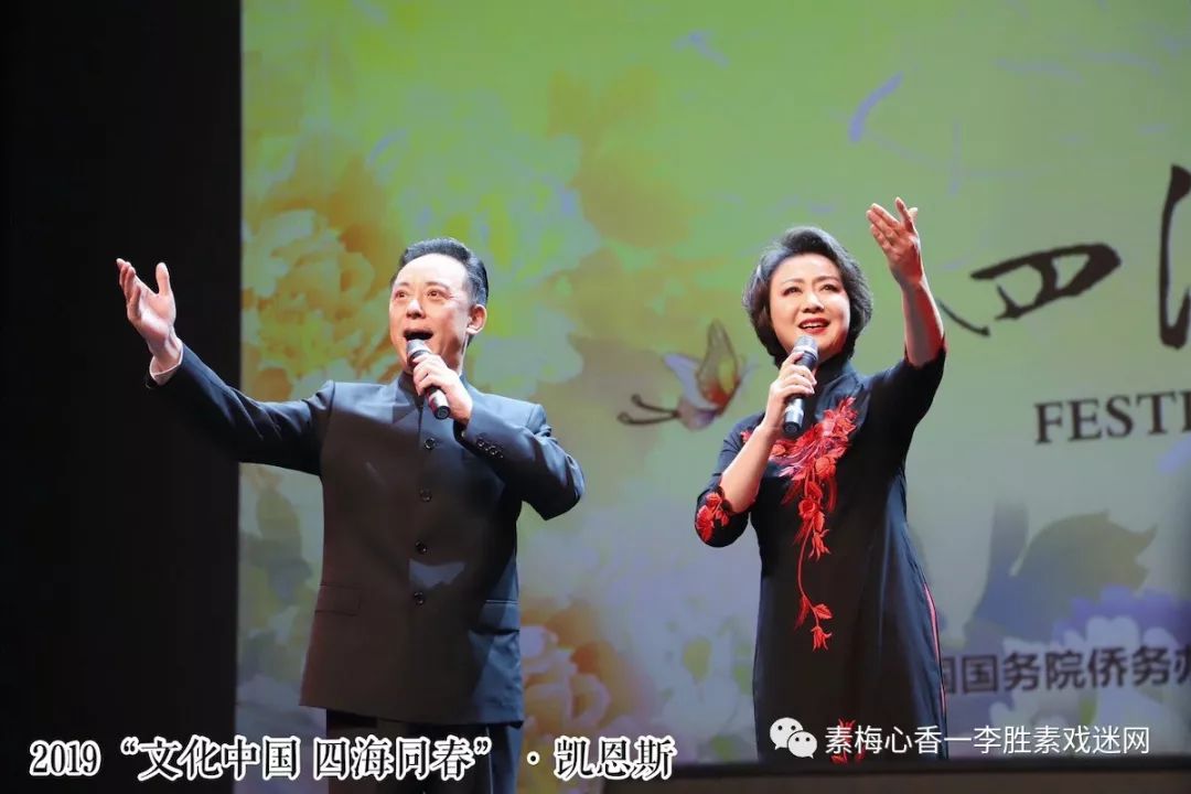 于魁智,李胜素合作演绎京剧经典唱段,在场观众不禁跟着一起哼唱,浓郁