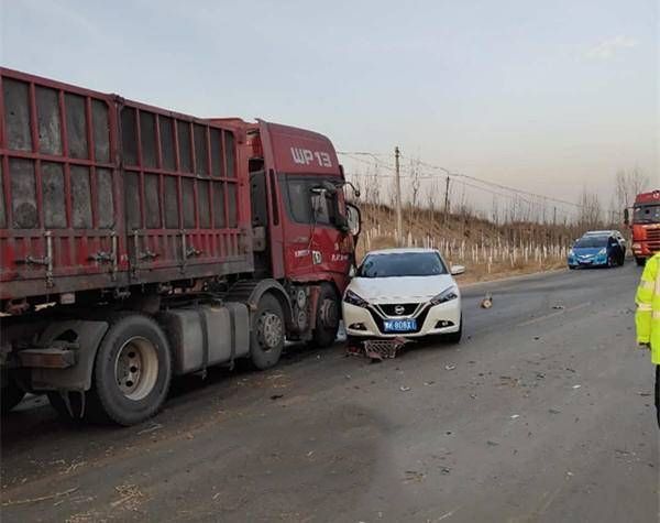 榆林一路段发生一起肇事4车连撞 导致交通堵塞