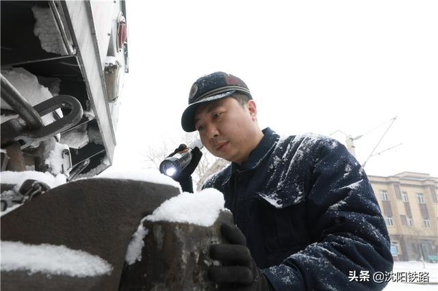 除雪突击队保障列车安全畅通