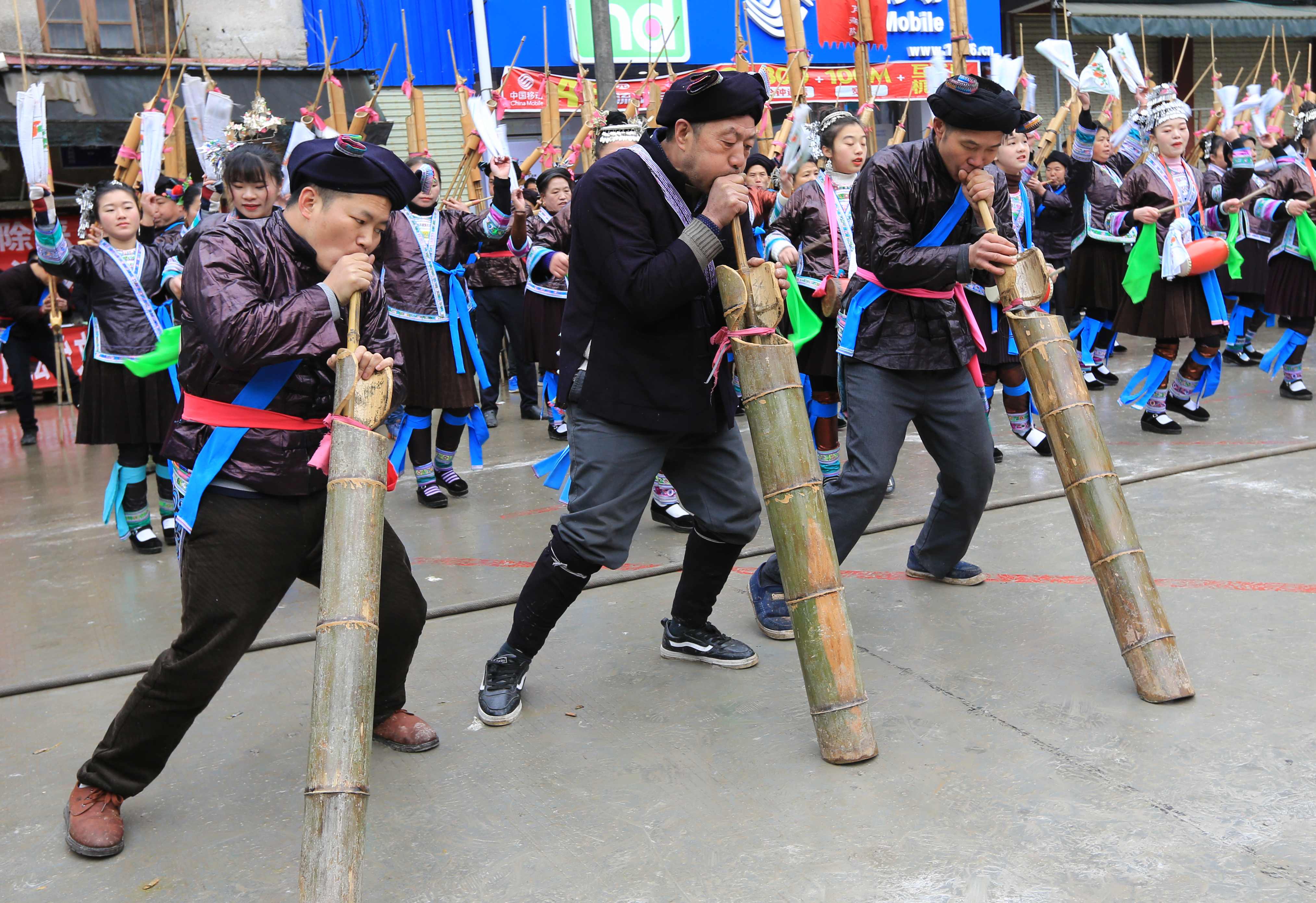 2月16日,在广西柳州市融水苗族自治县杆洞乡,苗族汉子在吹奏芦笙地筒