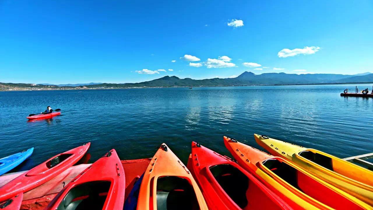 丽江旅游的人必去的景点之一——拉市海