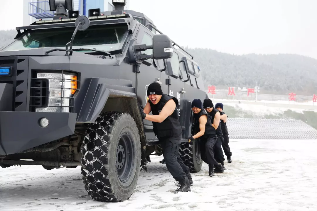 济南特警:苦练硬功战严寒 雪中训练铸警魂