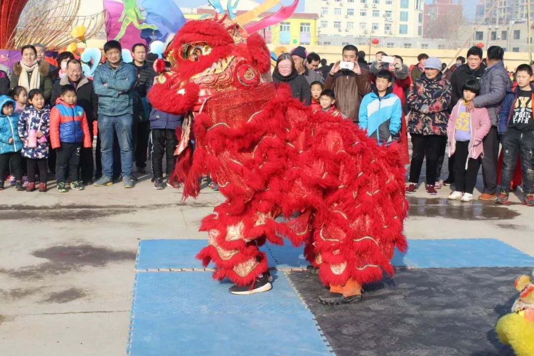 走进活动现场,敲锣打鼓声不绝于耳.