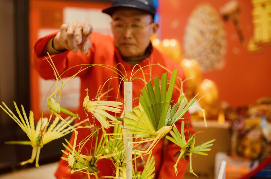 之中现场暖意浓浓教着在座的小朋友编制草编民俗老师耐心地草编制作